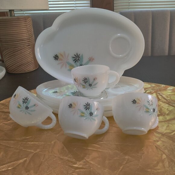 Milkglass Dessert server with sweets space. Atomic MCM design. For Mingling! - Picture 1 of 6